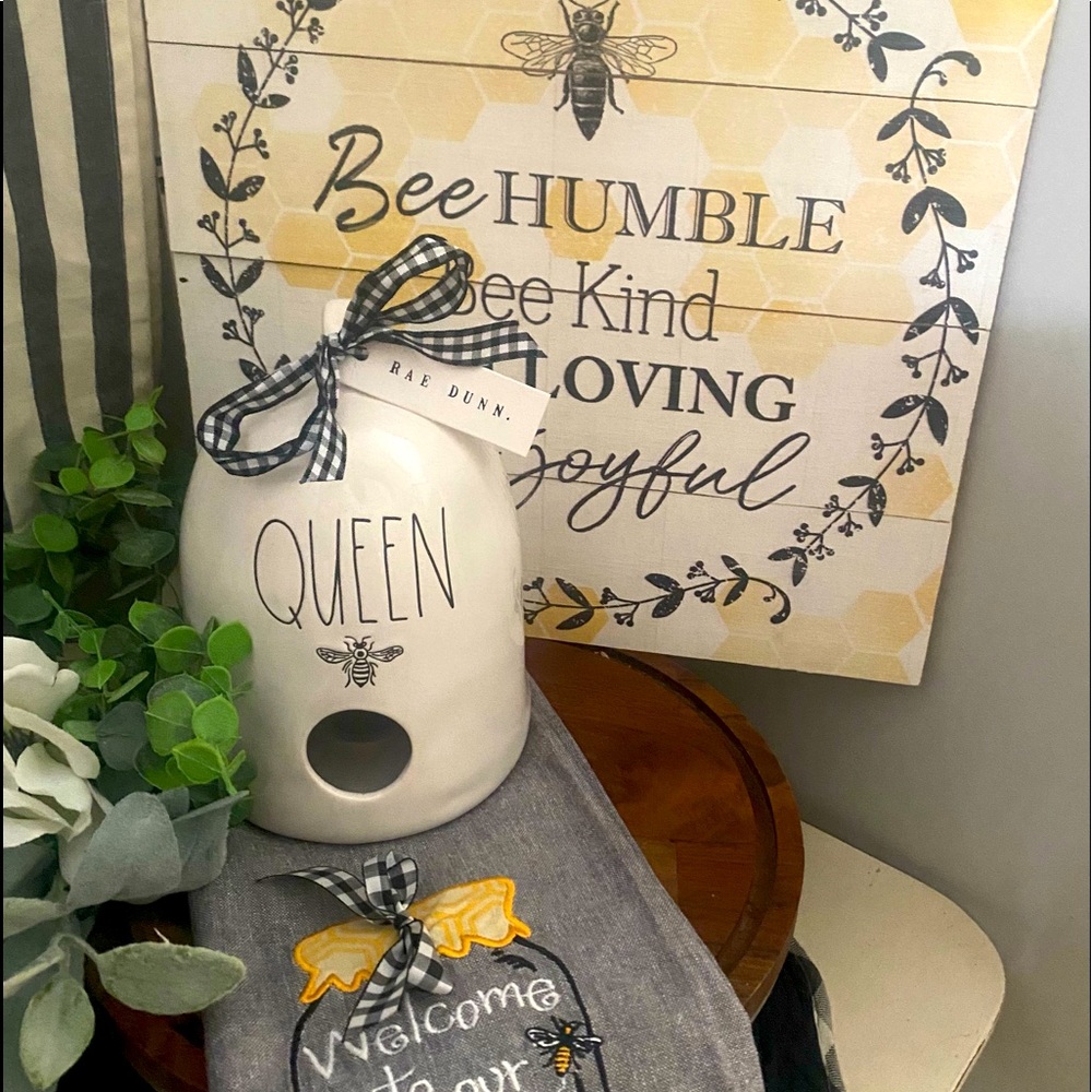 Rae Dunn “Queen” bee ceramic birdhouse new in box
